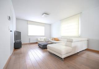 Welkom in deze charmante woning in Ruisbroek, waar rust, licht en gezelligheid samenkomen.<br />De woning beschikt over drie fijne slaapkamers, een verzorgde badkamer en maar liefst twee zolders die extra mogelijkheden bieden voor opslag, hobbyruimte of verdere inrichting.<br />Op het gelijkvloers geniet u van een prachtige leefruimte met veel natuurlijke lichtinval en een stijlvolle, vernieuwde keuken die meteen in het oog springt. Aansluitend vindt u de garage met praktische wasplaats.<br />Het smaakvolle interieur met parketvloeren, lichte muren en kwalitatieve afwerkingen zorgt voor een warme en uitnodigende sfeer doorheen de hele woning. Zowel de keuken als de badkamer werden vernieuwd, waardoor de woning instapklaar is.<br />Buiten geniet u van een mooi perceel met een perfecte oriëntatie, ideaal om in alle rust te ontspannen. Deze woning straalt kalmte en harmonie uit en vinkt werkelijk heel wat wensen af voor wie op zoek is naar comfortabel wonen in een aangename omgeving.