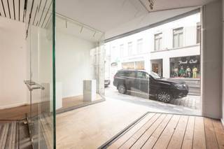 Nederkouter 119 : Immeuble commercial stratégiquement situé avec spacieux duplex – Permis approuvé pour réaménagement
Opportunité d’investissement unique : un permis approuvé est disponible pour la transformation du bien en un espace commercial au rez-de-chaussée, un duplex de 3 chambres et un duplex de 2 chambres. Contactez-nous pour plus d’informations.
Situé dans la dynamique Nederkouter, à distance de marche du Kouter et de la Veldstraat. Grâce à son emplacement privilégié dans une rue commerçante très fréquentée, l’espace commercial bénéficie d’une excellente visibilité et d’un passage constant.
Le rez-de-chaussée commercial dispose d’une façade remarquable avec une grande vitrine. À l’arrière du magasin se trouve un espace bureau/rangement pratique avec lavabo. Le magasin bénéficie également d’un agréable puits de lumière apportant davantage de lumière naturelle et de volume. Le bâtiment est en outre presque entièrement sous-cavé.
Aux étages supérieurs se trouve un duplex lumineux avec une agréable disposition :
Premier étage : vaste séjour lumineux, cuisine pleine de charme avec accès à une première terrasse, première chambre et toilette.
Deuxième étage : 3 chambres, salle de bains et terrasse ensoleillée.
Grenier : escalier fixe, douche et chambre.
Cette propriété représente une excellente opportunité pour les indépendants souhaitant combiner habitation et activité professionnelle, mais constitue également un investissement intéressant grâce au permis de construire approuvé.