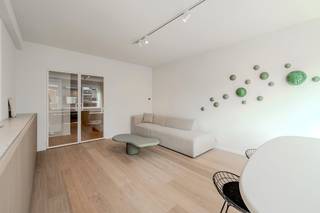Dit magnifiek appartement te koop is gelegen op de vijfde verdieping van Residentie Zeeroos langs de Van Iseghemlaan te Oostende. Dit appartement onderscheidt zich door de ongeziene graad van afwerking en de mogelijkheid tot overname van de meubels, waardoor u direct kunt intrekken. De centrale ligging in Oostende zorgt ervoor dat het Casino, de winkels en alle restaurants op wandelafstand liggen.Indeling:- inkomhal- lichtrijk leefruimte met een sfeervolle zitbank aan het raam – de perfecte plek om te ontspannen.- open keuken volledig uitgerust met topapparatuur (BORA inductie met ingebouwde afzuiging, VOLA kraanwerk, vaatwas, frigo en combi-oven).- berging voorzien van aansluiting voor wasmachine- badkamer voorzien van een badkamermeubel met spiegelast en inloop regendouche- slaapkamer 1 voorzien van ingemaakte kasten en toegang tot een terrasje- slaapkamer 2 voorzien van ingemaakte kasten- afzonderlijk toilet- privatieve kelderbergingBovendien heeft u de mogelijkheid tot het aankopen van een staanplaats in een afgesloten complex op slechts 50m van het appartement. Pluspunten:- kwalitatieve renovatie - 2 volwaardige slaapkamers- positieve elektrische keuring- EPC label B - asbestveilig- topliggingWilt u dit exclusieve appartement in Oostende zelf ontdekken? Grijp uw kans om dit unieke object te kopen en plan vandaag nog een bezoek aan dit pareltje aan de kust.Bestuursmaatregelen in het maatregelenregister: nee