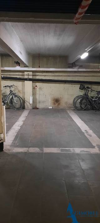 Gemakkelijk bereikbare staanplaats . Opgelet  maximum hoogte : 1m75 ! Enkel voor lage wagen.Afmetingen : 5m30 lang - 1m80 breedHuurprijs te betalen...