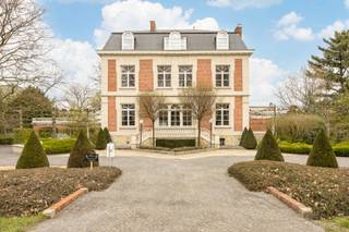 Dit karaktervolle herenhuis in eclectische stijl uit 1905, ontworpen door architect L. Van Ravestyn, heeft tal van mogelijkheden. Dankzij de...