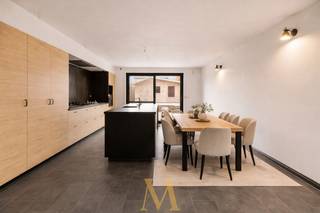 Deze instapklare woning in de Centrumstraat combineert een centrale ligging met modern wooncomfort. In 2017 werd ze volledig gerenoveerd, met een doordachte indeling en veel lichtinval als resultaat. De leefruimte met open keuken vormt het hart van de woning en geeft uit op de zonnige, zuidwestgerichte tuin met praktische berging en achtertoegang.<br /><br />Bij binnenkomst geniet u van een verzorgde inkomhal met toegang tot de garage (automatische poort) en een droge kelder. Het gelijkvloers is uitgerust met energiezuinige vloerverwarming op gas. Op de eerste verdieping vindt u twee ruime slaapkamers met ingemaakte kasten en een stijlvolle badkamer met inloopdouche en dubbele lavabo. De zolderverdieping, bereikbaar via een vaste trap, is ingericht als volwaardige master bedroom met maatkasten en extra comfort dankzij een lucht-lucht warmtepomp (verwarmen én koelen).<br /><br />Met een gunstig EPC-label B (102 kWh/m²), conforme elektriciteit en 10 zonnepanelen is deze woning niet alleen comfortabel, maar ook energiezuinig en zorgeloos.<br /><br />Troeven:<br />✔ Volledig gerenoveerd en instapklaar<br />✔ Energiezuinig (EPC B) + zonnepanelen<br />✔ Zuidwestgerichte tuin met achtertoegang<br />✔ Garage en extra parkeermogelijkheid<br />✔ Centrale ligging nabij E17 en voorzieningen<br /><br />📞 Interesse? Contacteer Maxime Vanneste via 0498 44 78 00 of info@maximevanneste.be<br /> en plan uw bezoek!