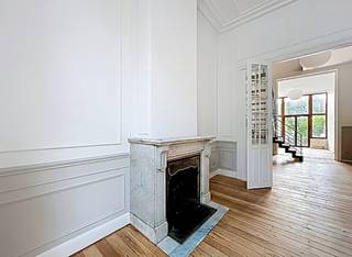 Brabançonnelaan | Prachtige triplex met tuinIdeaal gelegen aan de groene Brabançonnelaan, op enkele passen van de Ambiorixsquare en de Europese instellingen, biedt deze prachtige triplex een uitzonderlijke leefomgeving. De woning is volledig gerenoveerd en combineert de charme van een Brusselse gevel met moderne voorzieningen en ruime volumes.Het huis is verdeeld over vier niveaus:Het gelijkvloers omvat een ruime en lichte open leefruimte met een salon, een eetkamer en een super-uitgeruste keuken, die toegang geeft tot een aangenaam terras en een stadstuin.De eerste verdieping bestaat uit twee grote slaapkamers, waarvan één met een eigen badkamer.De mezzanine biedt een polyvalente ruimte, perfect voor een derde slaapkamer of een bureau, met een eigen doucheruimte.Tot slot beschikt de ingerichte kelderverdieping over een mogelijke vierde slaapkamer (of speelkamer) met eveneens een eigen doucheruimte.Met zijn 3 tot 4 slaapkamers en 3 badkamers is dit huis de perfecte woning voor een gezin dat op zoek is naar comfort en praktisch gemak in het hart van de Europese wijk.Praktische info:Huurprijs: € 3.250/maandBeschikbaarheid: OnmiddellijkEPC: D (voorlopig)Een zeldzame kans op de markt. Te bezoeken zonder uitstel.