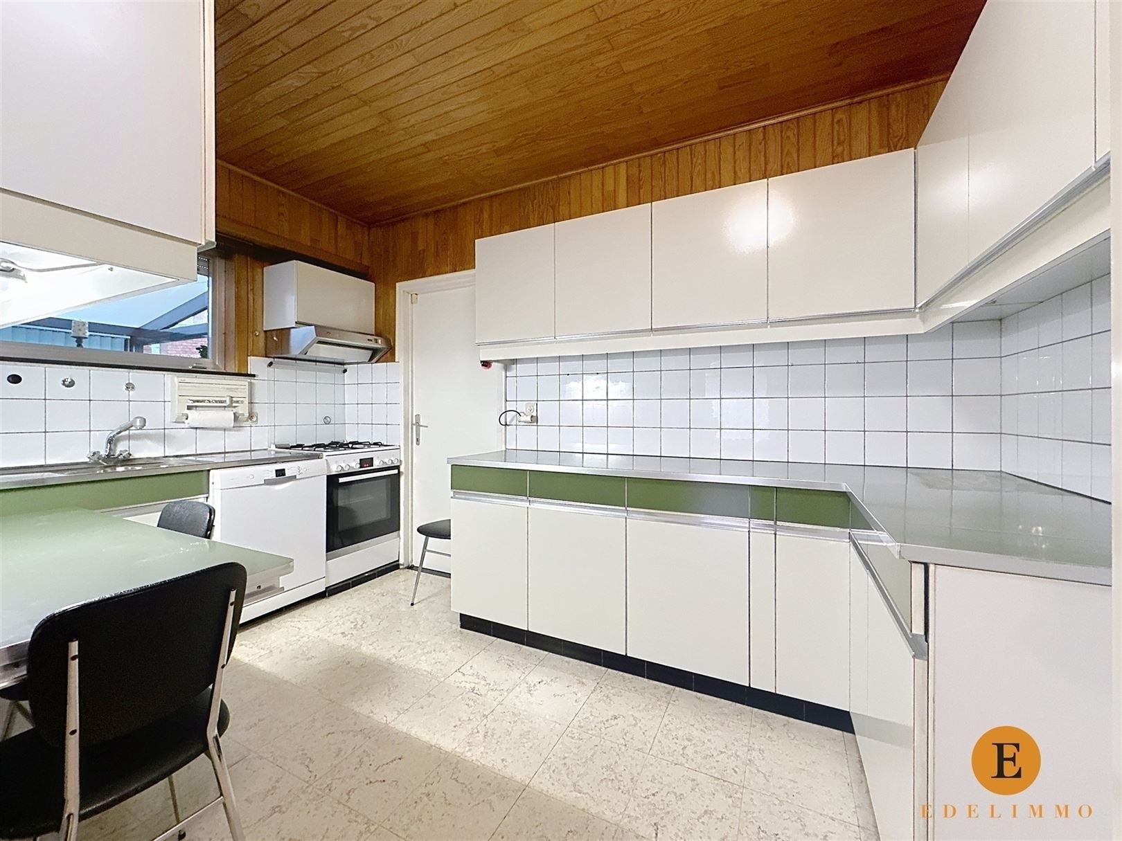 Te renoveren bungalow met 3 slaapkamers en garage. - foto 4