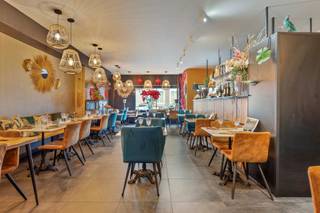 Rez-de-chaussée commercial à vendre dans le centre de Merchtem, actuellement loué et aménagé en restaurant.Ce bien d’investissement bénéficie d’un emplacement idéal et offre des revenus locatifs stables de 1.448 €/mois.Le bail en cours est valable jusqu’au 29 février 2031 et doit être respecté, garantissant ainsi un rendement immédiat pour l’investisseur.Grâce à sa situation centrale à Merchtem, cette propriété représente une opportunité particulièrement intéressante pour ceux qui recherchent un investissement rentable.Vous souhaitez obtenir plus d’informations ou planifier une visite ?Contactez STRUCTURA au 02/460 80 46 ou via info@structura.be.