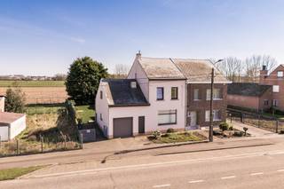 Halfopen bebouwing met mooie tuin en grote garage/atelierDeze ruime halfopen bebouwing is gelegen in een landelijke groene omgeving te Breendonk en...
