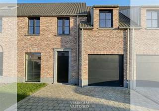 <p><span>Ligging<br /></span><span>In een rustige, kleinschalige woonwijk in het charmante Oosteeklo vind je deze uitzonderlijke nieuwbouwwoning. <br />Een plek waar stilte en woonkwaliteit elkaar ontmoeten, en waar je elke dag thuiskomt in een omgeving die geborgenheid uitstraalt. <br />Dankzij de doordachte oriëntatie geniet je hier optimaal van licht, zon en privacy.<br /><br /></span><span>Prachtige woning in landelijke stijl met 5 slaapkamers<br /></span><span>Deze stijlvolle nieuwbouwwoning in pastorijstijl combineert tijdloze architectuur met vooruitstrevend wooncomfort. <br />Met een bijzonder ruime bewoonbare oppervlakte en maar liefst vijf volwaardige slaapkamers is dit een thuis die meegroeit met uw verhaal.<br />De lichtrijke leefruimte vormt het hart van de woning en vloeit naadloos over in de open, moderne keuken.<br />Ook de badkamer werd hedendaags en kwalitatief ingericht, met zowel een bad als een inloopdouche. <br />De inpandige garage met geïntegreerde wasplaats zorgt voor extra praktisch comfort.<br /><br />Op vlak van energie kiest deze woning resoluut voor de toekomst: vloerverwarming, zonnepanelen, een geothermische warmtepomp, ventilatiesysteem C en passieve koeling in alle ruimtes.<br />Buiten geniet je van een goed georiënteerd terras en een mooie tuinoppervlakte. <br />De tuin wordt nog aangelegd, zodat je deze zomer kan genieten van het buitenleven. <br />Daarnaast beschikt de woning over een oprit én een inpandige garage.<br /><br />Indeling<br />Inkomhal met apart gastentoilet, lichtrijke leefruimte met open geïnstalleerde keuken, inpandige garage met wasplaats, vijf volwaardige slaapkamers, moderne badkamer met bad en inloopdouche, terras en tuin.<br /><br />A place for happy<br /><br /></span><span>Troeven<br /></span><span>/ op wandelafstand van het dorp en dichtbij invalswegen richting kust, Antwerpen, Gent en Brugge<br /><br /></span></p>