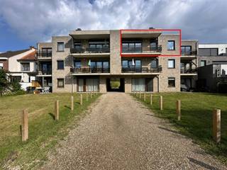 <p><span>Appartement mansardé spacieux et lumineux au deuxième étage, situé dans le centre de Kortenberg. L'appartement comprend 2 chambres de 17 m² et 11 m², un salon spacieux, une cuisine équipée, une salle de bains avec baignoire, des toilettes séparées, un débarras et une agréable terrasse. Une cave de 6 m² et un garage sont également inclus.</span></p><p><span>L'immeuble est équipé d'un ascenseur. </span></p><p><span>Les charges mensuelles comprennent une avance sur les charges communes de l'immeuble et la consommation d'eau privative.</span></p><p><span>Vous souhaitez visiter le bien ? Veuillez d'abord nous envoyer la fiche d'information dûment remplie. Vous la trouverez dans la rubrique « Documents » de notre site web.</span></p><p><span>Découvrez également l'ensemble de notre offre sur www.app.be.</span></p><p><span><br /> </span></p>
