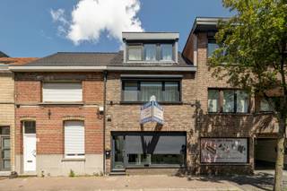 Complementaire woning geschikt als eensgezinswoning met 4 slaapkamers, combinatie wonen-werken, ......  De woning geniet een zeer centrale ligging...