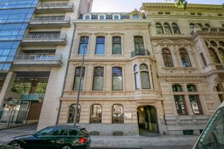 Dit beschermd herenhuis in Beaux-Arts stijl bevindt zich aan de levendige Leien en is momenteel ingericht als kantoor. Met een indrukwekkende plafondhoogte van +3,5 m, strekt de ruimte zich uit over het gelijkvloers (+/-195m²) en de eerste verdieping (+/-280m²). De ruimtes zijn omgeven door kleurrijke en unieke wandschilderingen. De indeling omvat meerdere ruimtes met authentieke details, aangevuld met bergruimte en sanitair. Dankzij het open en stijlvolle opzet leent dit pand zich ook uitstekend als combinatie van kantoor en/of showroom.<br /><br />Extra troef: mogelijkheid tot het huren van parkings aan €125/maand/plaats.<br /><br />EPC: X<br /><br />Interesse? Bel ons vandaag nog!