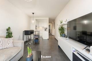 Zéér verzorgd appartement in residentie "Dok-Sight" met een bewoonbare oppervlakte van 59 m², nabij het centrum van Izegem en diverse handelszaken, doch rustig gelegen aan het kanaal Roeselare-Leie. <br /><br />De indeling van het appartement is als volgt: <br />. Inkom met berging<br />. Wasruimte<br />. Toilet<br />. 1 slaapkamer<br />. 1 badkamer<br />. Woonruimte/leefruimte met open keuken<br />. Zuidgeoriënteerd terras<br />. Ondergrondse kelderberging <br /><br />Plan snel uw bezoek in via www.albert.immo of bel naar Angelique op 0484/74 25 68.