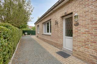 immo DAVID stelt voor: Charmante viergevelwoning aan het einde van doodlopende straat in Zellik. Bent u op zoek naar een woning met ruimte, uitbreidingsmogelijkheden, een vlotte bereikbaarheid én een rustige ligging? Dan is deze doorheen de jaren gerenoveerde woning in Zellik zeker een bezoek waard. <br />Via de inkomhal van 6 m² komt u in de ruime woonkamer van 27 m². Dankzij de vele raampartijen geniet deze leefruimte van een aangename natuurlijke lichtinval. De woonkamer sluit naadloos aan op de keuken van 14 m². Naast de keuken bevindt zich de badkamer van 6 m². Aansluitend vinden we een wasplaats van 10 m², evenals de slaapkamer van 14 m². De slaapkamer geeft vervolgens toegang tot een bureauruimte van 12 m² die bovendien kan worden omgevormd tot een dressing of extra slaapkamer. Een absolute troef van deze woning is de ruime zolderverdieping van maar liefst 40 m². Deze verdieping is bereikbaar via een vaste trap vanuit de inkomhal. Deze volledig inrichtbare zolder kan worden omgevormd tot twee volwaardige kamers. Daarnaast beschikt de woning over een garage met oprit. De woning bevindt zich aan het einde van een doodlopende straat, waardoor u geniet van een verkeersluwe en kindvriendelijke omgeving. Tegelijkertijd zijn de belangrijkste voorzieningen vlot bereikbaar: het station van Zellik en de Brusselse Ring bevinden zich op 900 meter, terwijl scholen en winkels op slechts 500 meter gelegen zijn. Zeker een bezoek waard!