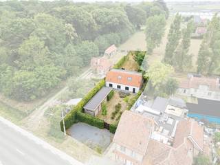 Deze prachtig gerenoveerde, instapklare villa is gelegen net buiten het bruisende hart van Gistel, langs de Brugsebaan. Dankzij de centrale...
