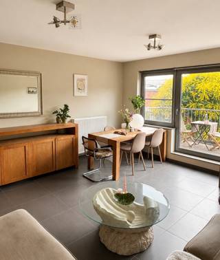 Op zoek naar een lichtrijk en modern appartement op een toplocatie? Dan is dit misschien wat je zoekt. <br /><br />Dit appartement beschikt over een ruime slaapkamer, een aangenaam terras met groen uitzicht en een praktische indeling. <br />De aparte berging biedt plaats voor wasmachine en droogkast en de volledig uitgeruste keuken beschikt onder andere over een vaatwasser.<br /><br />Dankzij het EPC A-label geniet u van een energiezuinige woning met lage verbruikskosten. Daarnaast zijn er geen gemeenschappelijke kosten en bestaat het gebouw uitsluitend uit mede-eigenaars!<br /><br />Deze woning ligt vlakbij de Dageraadplaats en het Moorkensplein. Ook winkels en het openbaar vervoer liggen binnen handbereik. Natuurliefhebbers zitten hier goed met het Rivierenhof, Ter Boelaerpark en het toekomstige Spoorpark ( 2027) vlakbij.<br /><br />Troeven:<br />- EPC A<br />- Recent gebouw <br />- Terras met groen uitzicht en zon tot in de namiddag<br />- Geen gemeenschappelijke kosten<br />- Mobiscore 9,5<br />- Parkingmogelijkheden in de buurt, inclusief elektrische laadpunten<br />- Vlotte verbinding naar de in- en uitvalswegen<br />- Rustige residentiële ligging nabij bruisende hotspots<br />- Ideaal als eigen woonst of investering.<br /><br />Interesse?<br />Kom eens kijken en waag je kans!