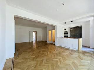 Disposition :<br />- hall d'entrée<br />- salon et salle à manger d'environ 40 m² <br />- cuisine ouverte entièrement installée<br />- salle de nuit<br />- chambre 1 d'environ 13 m²<br />- terrasse<br />- chambre 2 d'environ 15 m²<br />- salle de bain avec lavabo, douche et branchements laveuse/sécheuse<br />- toilettes séparées<br />- rangement au sous-sol<br /><br />Avantages supplémentaires :<br />- entièrement rénové tout en conservant des éléments authentiques <br />- bâtiment de petite taille<br />- excellent score mobile : 9,1/10<br /><br />Les frais fixes sont de 140 euros par mois pour l'eau, le chauffage et les frais communs.<br /><br />L'appartement sera disponible à partir du 01/11/2026<br /><br />Cet appartement à louer à Anvers vous intéresse ?<br />N'hésitez pas à soumettre une demande de visite via notre site web via la barre rouge qui y est prévue.<br /><br />Vous souhaitez également vendre ou louer votre propriété ? Nous sommes heureux de pouvoir vous aider. Toujours à votre service pour répondre à toutes vos questions sur l'immobilier.