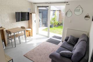 Deze ruime en veelzijdige halfopen woning op TOPLOCATIE combineert comfortabel wonen met de mogelijkheid om een vrij beroep aan huis uit te...