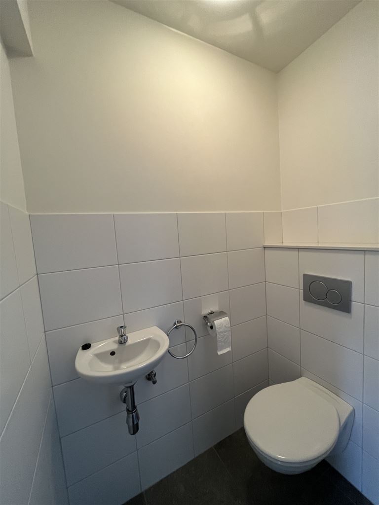 Instapklare stadswoning met 3 slaapkamers, aparte garage en tuintje. - foto 5