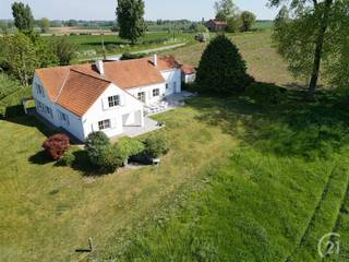 In het landelijke Herne stellen wij u dit uniek landhuis voor met zuid gerichte tuin en weide op +/- 78are. Deze prachtige woning bestaat uit...