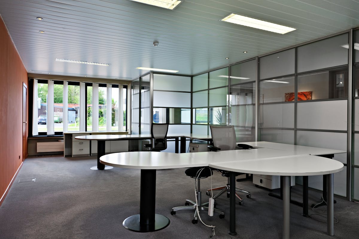 Kantoorgebouw te koop in Zedelgem met ruime parking. - foto 2