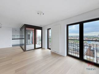 <strong>BRUSSEL: In het hart van de wijk Tour & Taxis, dit opmerkelijke, lichte appartement van ±94 m², ongemeubileerd, op de 11e verdieping met lift van een moderne residentie van hoge kwaliteit, gebouwd in 2022, combineert moderne architectuur, verfijnde afwerking en absolute veiligheid, een echt uitzonderlijk pand. Inkomhal met wc, elegante woonkamer van ± 25 m², terras van ±7 m² op het noorden met een volledig vrij uitzicht, volledig uitgeruste keuken (oven, magnetron, inductiekookplaat, afzuigkap, koelkast, diepvriezer en vaatwasser), een slaapkamer van ± 9 m² met aangrenzende doucheruimte, nachthall met dressing, badkamer met toilet, een slaapkamer van ± 14 m², wasruimte en een kelder. Diversen: driedubbele beglazing, glasvezel, waterontharder, fietsenstalling en een beveiligingssysteem. Mogelijkheid om een parkeerplaats te huren voor 130€/maand, niet verplicht. Kosten: voorzieningen van 180€/maand, inclusief gemeenschappelijke ruimtes, warm water en verwarming. EPC B+ Beschikbaar. Afmetingen zijn indicatief</strong><br /><br />
<p><u>Op de 11e verdieping met lift:</u> (11.2)</p>
<ul>
<li>Hal</li>
<li>Toilet</li>
<li>Woonkamer van ±25 m²</li>
<li>Ingerichte keuken (magnetron, inductiekookplaat, oven, afzuigkap, koelkast, diepvriezer en vaatwasser)</li>
<li>Slaapkamer van ±9 m² met doucheruimte</li>
<li>Nachtgang met dressing</li>
<li>Wasruimte</li>
<li>Badkamer met toilet</li>
<li>Slaapkamer van ±14 m²</li>
</ul>
<p>Kelder n°19</p>