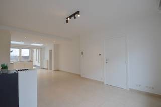 Gezellige en centraal gelegen woning (kangoeroewoning), nabij de Keuvelhoekstraat.<br /><br />Deze veelzijdige eigendom biedt tal van mogelijkheden en combineert comfort met een praktische indeling.<br /><br />Gelijkvloers:<br />Inkomhal, ruime en lichtrijke woonkamer, open en volledig ingerichte keuken voorzien van alle comfort met directe toegang tot het terras. Verder beschikt deze verdieping over een apart gastentoilet, twee volwaardige slaapkamers en een badkamer uitgerust met douche, lavabo en toilet.<br /><br />Eerste verdieping:<br />Aangename leefruimte met open keuken en toegang tot het terras. Daarnaast een slaapkamer met ingemaakte kasten en een badkamer voorzien van douche en lavabo.<br /><br />De woning beschikt bovendien over een inpandige garage.