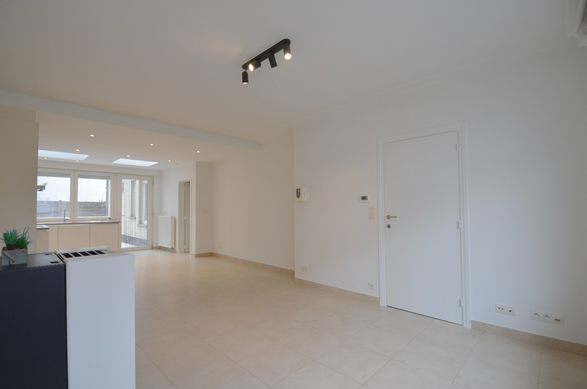 Ruime woning met ruime terrassen en een inpandige garage gelegen nabij de keuvelhoekstraat. - foto 4