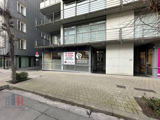 Op een toplocatie langs de Rijselsestraat in Kortrijk, één van de belangrijkste invalswegen  en uitgevend op de Grote Markt, bevindt zich dit ruime...
