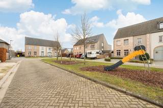 Deze ruime woning ligt op een zeer rustige locatie op een kindvriendelijk woonerf in Lille, op een korte afstand van het centrum, winkels en...