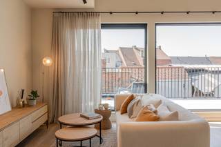 <p>RUIME INSTAPKLARE WONING TE KOOP IN KORTRIJK</p><p>Wonen in het centrum van Kortrijk, maar toch genieten van rust en comfort? Deze instapklare woning combineert een centrale ligging met een aangename, autoluwe omgeving.</p><p>De woning beschikt over 125 m² woonoppervlakte, 3 slaapkamers, 2 badkamers en een zonnig terras van 17 m². Ideaal voor wie op zoek is naar ruimte, comfort en een woning waar je meteen kan intrekken.</p><p>Waarom deze woning zeker het ontdekken waard is:<br />• Instapklaar en onmiddellijk beschikbaar<br />• Zonnig terras van 17 m²<br />• Energiezuinig wonen<br />• Groene binnentuin<br />• Vlak bij Shopping K, horeca en station</p><p>Instapklare woningen in hartje Kortrijk zijn schaars.</p><p>Zelf de ruimte en afwerking ontdekken?<br />Maak vandaag nog een afspraak via zabra.be/destokerie of bel 0472 89 60 18.</p>