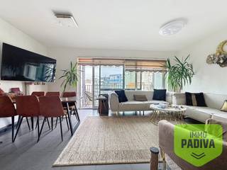 Lichtrijk tweeslaapkamerappartement met 2 terrassen op centrale ligging te koop in Oostende.<br /><br />Centraal gelegen tweeslaapkamerappartement met een zeer gunstig EPC te koop. Ideaal als investering of voor eigen bewoning. Het appartement beschikt over een lichtrijke leefruimte en voldoende opbergruimte. Het appartement is op wandelafstand van de zeedijk van Oostende. <br /><br />Indeling:<br />-1°V: kelderberging<br />5°V: Lichtrijke leefruimte met open keuken voorzien van alle nodige comfort (kookfornuis - vaatwasmachine - inbouw frigo), terras met buitenbergruimte, bergruimte met aansluiting wasmachine en droogkast, badkamer met ligbad, douche en dubbele lavabo, 2 slaapkamers, zuidgericht terras<br /><br />TROEVEN:<br />- Gunstig EPC (B)<br />- Lichtrijk appartement<br />- Zeer centrale ligging<br />- 2 slaapkamers<br />- 2 terrassen<br />- Ligbad én douche<br />- Ook ideaal als investering (momenteel verhuurd)<br /><br />Vraagprijs: €275.000<br />Kelderberging: €6.000<br /><br />interesse in een vrijblijvend bezoek?<br /><br />www.immopadiva.be<br />info@immopadiva.be<br />059 41 10 10