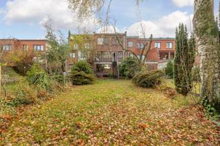 Woning met tuin op rustige ligging in Hoboken.Indeling van de woning:Gelijkvloers:Oprit voor wagen.Inkomhal op tapijt +/- 13,5 m², tegels.Vestiaire:...