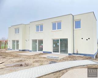 <p><strong>Ontdek het vakantiepark - De Strandloper: Uw Droomwoning of Topinvestering aan de Belgische Kust.</strong></p>
<p>Gelegen in het pittoreske <strong>Bredene aan Zee</strong>, biedt het exclusieve nieuwbouwproject <span>De Strandloper</span> een unieke kans voor wie droomt van een waardevolle investering of een tweede verblijf aan de Belgische kust. Dit moderne project bestaat uit <em><span><strong>30 hoogwaardige vakantiewoningen</strong></span></em> in <span><strong>volle eigendom</strong></span>.</p>
<p><strong>De Strandloper</strong> ligt op 500m van het <strong>strand</strong> en is omgeven door uitgestrekte <strong>duinen</strong>, <strong>rustige stranden</strong> en een groene omgeving. De architectuur van het project sluit naadloos aan bij de kustsfeer, met een verfijnde en moderne uitstraling.</p>
<p>Elke vakantiewoning is ontworpen met een focus op <strong>ruimte</strong>, <strong>licht</strong> en <strong>luxe</strong>. Geniet van de open <strong>leefruimtes</strong>, grote <strong>raampartijen</strong> en privé <strong>terrassen</strong>. De woningen zijn uitgerust met <strong>duurzame materialen</strong> en <strong>energiezuinige technieken</strong>, zodat u zorgeloos kunt genieten van het <strong>comfort</strong> en de <strong>rust</strong>.</p>
<p>Of u nu op zoek bent naar <strong>ontspanning</strong> of een <strong>topinvestering</strong> aan de Belgische kust, <strong>De Strandloper</strong> biedt een perfecte oplossing. <br />De woningen variëren in <strong>indeling</strong> en sluiten aan bij diverse wensen. Het project beschikt over voldoende <strong>parkeermogelijkheden</strong> en ligt in de nabijheid van <strong>winkels</strong>, <strong>restaurants</strong> en tal van <strong>recreatiemogelijkheden</strong>.</p>
<p><strong>De Strandloper</strong> is meer dan een vakantieverblijf – het is een <strong>perfecte uitvalsbasis</strong> voor wie houdt van zowel <strong>rust</strong> als <strong>avontuur</strong>. Met het strand op een steenworp afstand en een regio die uitnodigt tot verkenning, biedt het project alles wat u zoekt.</p>
<p><strong>Neem vandaag nog contact op</strong> voor meer informatie of plan een bezoek aan onze bemeubelde modelwoningen op <strong>Blekkaertstraat 50, Bredene aan Zee</strong>.</p>
<p><strong>Verkoopkantoor ter plaatse op afspraak: info@yess-vastgoed.be / 050 33 59 03</strong></p>
