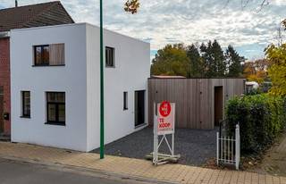 Ce bâtiment mitoyen, entièrement rénové en 2024, est situé sur un terrain spacieux de 1240 m².Nous entrons dans la maison par le mur latéral où...