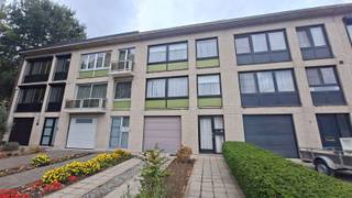 <p><span>In een autoluwe woonwijk nabij het Cogelspark bieden wij u deze te renoveren belle étage woning. </span></p><p><span>Deze oerdegelijke woning is steeds prima onderhouden waardoor men op eigen tempo en volgens eigen noden en budget de renovatie werken kan spreiden.</span></p><p><span>Naast de garage heeft men ook op en voor de oprit voldoende parkeergelegenheid. Verder beschikt deze woning met haar 3 slaapkamers en grote tuin over de juiste indeling om van deze belle étage de ideale gezinswoning te maken. Schrik jij niet terug om zelf de handen uit de mouwen steken en zie je het ook als een voordeel om je eigen afwerking te kiezen?</span></p><p><span>Boek dan snel een afspraak en kom zeker niet TE LAET! </span></p><p><span> </span></p>