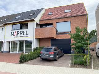 Nieuwbouw -triplex- appartement gelegen pal in het centrum van Sint-Lenaarts op wandelafstand van winkels, scholen, openbaar vervoer, etc.Het...