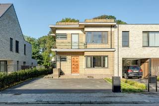 <p>Luxueus en energetisch (label A) gerenoveerde Art-Déco woning in dorpskern Maria-ter-Heide (Brasschaat).<br />Zeer centraal gelegen, op wandelafstand van winkels, scholen en openbaar vervoer maar ook vlot bereikbaar via invalswegen en autostrade.<br />Indeling: authentieke inkomhal met vestiairekast, via stalen deur naar leefkamer in 2 delen en ingemaakte bureau-corner, volledig ingerichte keuken met alle toestellen en prachtig zicht op de verzorgde tuin, bijkeuken/berging en gastentoilet, garage(hobbyruimte) met overdekte lounge;<br />V1: master bedroom met ensuite badkamer met douche en bad, 2 kinderkamers, 2de badkamer met douche/wasplaats.<br />Extra's: woning is voorzien van alle moderne comfort en met extra aandacht voor energiezuinigheid: warmtepomp (lucht-water) met vloerverwarming, airco's, zonnepanelen, domotica, ventilatie type D, ASBESTVEILIG<br />De woning werd afgewerkt met kwalitatieve materialen, veel ingemaakte kasten, tuinberegening,...</p>