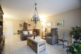 In een rustige straat in het hart van Burcht vind je dit aangename appartement op de eerste verdieping.Dankzij de praktische indeling en het mooie...