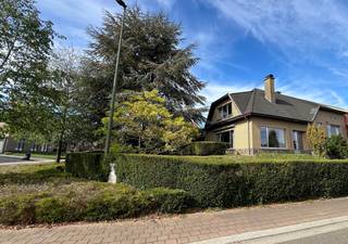 Woning in half open bebouwing met 4 slaapkamers, tuin, carport en garage te koop te Diest, Parelsberg 13.<br /><br />Deze hoekwoning is gelegen op 4a 21ca en heeft een bewoonbare oppervlakte van 208m² (bron: epc). De woning heeft twee inritten.<br /><br />Het gelijkvloers omvat een inkomhal met toilet, een ruime woonkamer met veel lichtinval, keuken met veranda. Ruime tuin met terras omgeven door groen.<br /><br />Eerste verdieping met 2 slaapkamers en badkamer (2de toilet).<br /><br />Tweede verdieping met 2 slaapkamers.<br /><br />Inpandige garage met 2 bergingen en carport naast de woning.<br /><br />Troeven van de woning :<br />- ruime woning met veel lichtinval, tuin, carport en garage<br />- 4 slaapkamers<br />- 2 toiletten<br />- zolder<br />- residentiële woonomgeving op 5 minuten van het centrum<br />- goede verbinding naar autosnelweg<br />- veel mogelijkheden<br /><br />EPC : 552, label F<br />Niet-asbestveilig<br />Elektriciteit niet conform<br /><br />Verkoopprijs : 358.000 €<br />Voor het plannen van een bezoek aan de woning kan u mij bereiken op 0476/952.716 of dimitri@alvast.be<br /><br /><br />Alle gegevens zijn louter informatief, onder elk voorbehoud, en voor zover het pand intussen niet verhuurd of verkocht is.<br />Dit pand wordt door ons geplaatst op volgende websites :<br />-www.alvast.be<br />-www.immoscoop.be<br />-www.zimmo.be<br />-www.spotto.be<br />Indien U het pand op andere websites zou aantreffen is dit niet door ons geplaatst en is de info mogelijk niet up-to-date.