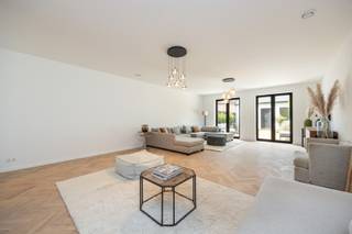 Ruime energiezuinige nieuwbouwwoning met 4 slaapkamers op een rustige ligging te Mechelen!<br /><br />Deze stijlvolle nieuwbouwwoning combineert ruimte, comfort en een kwalitatieve afwerking op een rustige locatie in Mechelen.<br /><br />Via de ruime inkomhal met apart toilet bereikt u de lichtrijke leefruimte waar voldoende plaats is voorzien voor zowel een gezellige zithoek als een volwaardige eetruimte. Aansluitend bevindt zich de volledig ingerichte keuken die dankzij haar praktische indeling en kwalitatieve afwerking perfect aansluit bij het moderne wooncomfort.<br /><br />Op de eerste verdieping bevinden zich twee ruime slaapkamers (28m2 - 16m2), een badkamer met dubbele lavabo, ligbad en inloopdouche, een apart toilet en een praktische berging.<br /><br />De tweede verdieping omvat nog twee slaapkamers (15m2 - 8m2) en een tweede badkamer met een ligbad, een dubbele lavabo en toilet. <br /><br />Aan de achterzijde beschikt de woning over een modern aangelegde buitenruimte (ca.50m2) waar het aangenaam vertoeven is.<br /><br />Tot slot heeft men via de tuin toegang tot het achterliggend bijgebouw dat zich uitstekend leent als thuisbureau, atelier of extra bergruimte. <br /><br />Belangrijkste troeven: <br /><br />- Zeer energiezuinige woning (EPC A)<br />- Hoogwaardige afwerking<br />- Instapklaar en direct beschikbaar<br />- Veelzijdig bijgebouw<br /><br />Verkoop onder het btw-stelsel. Mogelijkheid tot aankoop aan 6% BTW of 21% BTW, mits de koper aan de wettelijke voorwaarden voldoet.<br /><br />Contacteer ons voor meer informatie, plannen, beschikbaarheid of een bezoek ter plaatse via info@dvarealestate.be of 03/297.00.00.