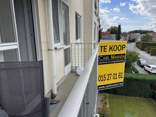 Appartement résidentiel à Mechelen-North avec une surface habitable de 68m².L'appartement comprend un hall d'entrée avec vestiaire, un séjour avec cuisine ouverte et terrasse attenante, une salle de bain, une chambre et un grand débarras.En outre, l'appartement dispose d'un débarras en sous-sol (K58), d'un garage à vélos commun et d'un parking en surface.