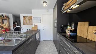 <p><span>Magnifique appartement moderne au cur de Bruxelles</span></p><p><span> </span></p><p><span>Ce récent appartement moderne se compose d'un hall d'entrée avec vestiaire et toilettes séparées, d'un spacieux séjour très lumineux avec cuisine ouverte ainsi que d'un débarras séparé. L'espace de vie donne accès à une terrasse orientée plein sud.</span></p><p><span> </span></p><p><span>L'appartement comprend également deux chambres ainsi qu'une salle de bains équipée d'un double lavabo, d'une baignoire et de toilettes.</span></p><p><span> </span></p><p><span>Vous bénéficierez d'un emplacement idéal, à quelques pas de plusieurs supermarchés, écoles, restaurants et transports en commun.</span></p><p><span> </span></p><p><span>Les charges communes sont facturées sous forme de forfait.</span></p><p><span> </span></p><p><span>Ne manquez pas cette opportunité ! Contactez-nous dès aujourd'hui.</span></p><p><span> </span></p><p><span>Découvrez toutes nos offres sur <span>www.ap-p.be</span></span><span>.</span></p>