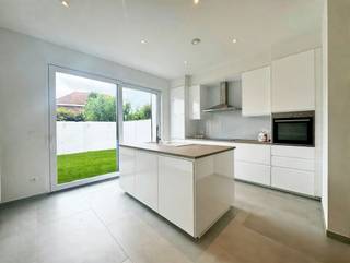 <p><span>In de Provinciestraat vindt u deze instapklare woning, gelegen in een aangename omgeving met voldoende parkeergelegenheid, een speeltuin in de nabije omgeving en een mooi zicht op omliggende tuinen en groen. Dankzij de grondige energetische aanpak behaalt de woning een uitstekend EPC A-label met een score van slechts 93 kWh/m²/jaar. Zo werd onder meer geïnvesteerd in een doorgedreven isolatie, driedubbele beglazing, een condensatieketel, ventilatiesysteem C en vijf zonnepanelen.</span></p><p><span>De woning werd volledig geschilderd en afgewerkt met een tijdloze, neutrale stijl. Zwarte PVC-ramen aan de buitenzijde, witte authentieke trappen, grote grijze vloertegels van 120 x 60 cm en verzorgde binnendeuren zorgen voor een eigentijdse uitstraling.</span></p><p><span>Op het gelijkvloers bevinden zich de lichtrijke leefruimte en de open keuken. Dankzij het grote schuifraam geniet u hier van een aangename natuurlijke lichtinval en rechtstreeks contact met de goed georiënteerde tuin, die beschikt over een terras en een graszone. De moderne greeploze keuken werd praktisch ingericht met kasten tot tegen het plafond, een waterbestendige spatwand, ruime opberglades en een centraal eiland. Daarnaast beschikt de keuken over een kookplaat, combi-oven, vaatwasser en koelkast.</span></p><p><span>Ook aan praktische bergruimte is geen gebrek. Op het gelijkvloers bevindt zich een technische berging die eveneens dienstdoet als wasplaats. Daarnaast beschikt de woning over een droge en goed verluchte kelder.</span></p><p><span>De badkamer werd stijlvol afgewerkt met wandtegels tot aan het plafond en biedt plaats aan een ruime inloopdouche met regendouchefunctie, een acrylbad, dubbel lavabomeubel met spiegel en een hangtoilet met praktische nis.</span></p><p><span>Op de bovenverdiepingen bevinden zich drie kamers, allemaal voorzien van een laminaatvloer met akoestische onderlaag. Verder werd in de woning reeds een gescheiden afvoer voor regen- en afvalwater voorzien. Tot slot zijn er bijkomende voorzieningen aanwezig met het oog op een eventuele uitbreiding van de zonnepaneleninstallatie en/of de plaatsing van een thuisbatterij.</span></p>