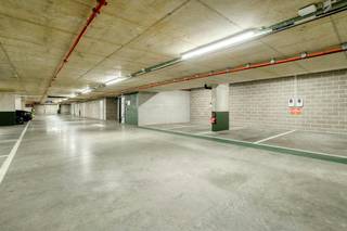 Het betreft een geautomatiseerd concept waarbij u eigenaar bent van de autostaanplaatsen en inkomsten ontvangt uit de publieke/rotatieparking-exploitatie.<br /><br />Kenmerken & Locatie:<br />- Excelsiorlaan 18, 1930 Zaventem (vlak bij de luchthaven van Zaventem en belangrijke invalswegen).<br />- Aantal plaatsen: 1 of 2 overdekte/ondergrondse autostaanplaatsen (plaatsen P150 en P151 op niveau F1/OV1) mét laadpaal.<br /><br />Type vastgoed:<br />Eigendom van de constructie met een erfpachtrecht op de grond (looptijd 99 jaar).<br /><br />Hoe werken de inkomsten? (Exploitatie & Beheer)<br />- Zorgeloos beheer: De volledige parking wordt professioneel uitgebaat door een centrale exploitant (PBAZ). U hoeft zelf geen huurders te zoeken, contracten op te stellen of de parking te onderhouden.<br />- Inkomsten via verhuurpool: De inkomsten van het parkeercomplex worden op kwartaalbasis verdeeld via een poolsysteem<br />- Flexibiliteit / Eigen gebruik: U kiest voor deelname aan de centrale verhuurpool (met kwartaaluitkeringen) óf voor eigen gebruik (met een private parkeerbeugel).<br /><br />Bij deelname aan de verhuurpool heeft u daarnaast recht op een aantal dagen eigen gebruik per kwartaal volgens de exploitatievoorwaarden.<br /><br />Financiële & juridische details:<br />- Eigendomsstructuur: Aankoop van de constructie + erfpachtovereenkomst op de grond voor 99 jaar.<br />- Jaarlijkse canon (erfpachtvergoeding): Ca. € 225,28 per staanplaats per jaar (geïndexeerd, vrijgesteld van btw).<br /><br />Interesse of vragen? Neem gerust contact op voor aanvullende informatie of verdere toelichting over de verkoopvoorwaarden en het exploitatiemodel.<br /><br />Bestuursmaatregelen in het maatregelenregister: nee