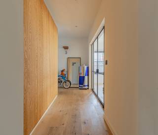 VELZEKE- Prachtige, lichtrijke woning met open zicht<br /><br />Deze recent gerenoveerde woning ligt op een rustige locatie in het mooie Velzeke, met prachtige wandel- en fietsroutes in de nabije omgeving.<br />Dagelijkse voorzieningen, scholen, winkels en openbaar vervoer bevinden zich in de omgeving.<br /><br />Achteraan geniet u van een open zicht en een aangename groene beleving, wat zorgt voor een mooi evenwicht tussen bereikbaarheid, ruimte en wooncomfort.<br /><br />Naar indeling toe bevindt zich op het gelijkvloers een inkomhal met gastentoilet, ruime bureauruimte, hoogwaardig afgewerkte keuken met aparte bergruimte, lichtrijke woonkamer met zicht op de tuin en de groene omgeving. De woonkamer en keuken zijn voorzien van een doorkijkhaard en bevinden zich in de nieuwe aanbouw.<br />Op de eerste verdieping bevinden zich twee ruime slaapkamers met ingebouwde kasten, een moderne badkamer voorzien van een bad, inloopdouche en lavabomeubel en een apart toilet.<br />Ook de zolderverdieping werd volledig afgewerkt tot een ruime slaapkamer met ingemaakte kasten en een plaats voor dressing of bureauruimte. Deze ruimte biedt ook de mogelijkheid om het op te delen in twee slaapkamers.<br /><br />Wat comfort en techniek betreft is de woning voorzien van vloerverwarming, conforme elektriciteit, domotica, kwalitatieve en hoogwaardige afwerking. De woning is daardoor volledig instapklaar en toekomstgericht qua energie en comfort.<br /><br />Een extra troef is de zonnige oriëntatie van de aangelegde tuin met ruim terras, ruime oprit en tuinhuis.<br /><br />Ben je op zoek naar een instapklare, volledig afgewerkte woning die rustig gelegen is en een aantrekkelijke buitenruimte heeft? Aarzel niet en boek snel je bezoek: 053/60.65.60.<br /><br />De vermelde prijs is een richtprijs. Na ontvangst van de biedingen zal de verkoper beslissen of hij/zij de eigendom verkoopt aan het beste bod. De richtprijs is aldus niet bindend voor de verkoper.