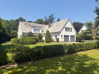 Gemeubelde villa op absolute toplocatie in Schilde.<br /><br /><u><strong>Indeling van de villa:</strong></u><br /><u>Gelijkvloers:</u><br />Inkomhal op tegels, +/- 10,5 m².<br />Afzonderlijk toilet met handenwasser.<br />Living: +/- 36 m², parket, open haard.<br />Keuken: +/- 35,5 m², tegels, witte kastjes, keramisch kookfornuis, frigo met vriesvak, oven, vaatwasser, dampkap.<br />Berging: +/- 3.5 m², tegels.<br />Waskamer: +/- 8.5 m², tegels, enkele lavabo, aansluiting wasmachine en droogkast.<br />Aangelegde tuin met overdekt terras.<br />Garage voor 2 wagens met afzonderlijke poorten, +/- 35 m².<br /><u>Eerste verdieping:</u><br />Nachthal op tegels, +/- 11,7 m².<br />Afzonderlijk toilet.<br />Slaapkamer 1: +/- 23,5 m² op parket.<br />Slaapkamer 2: +/- 16,2 m² op parket.<br />Slaapkamer 3: +/- 13,7 m² op parket.<br />Slaapkamer 4: +/- 17,8 m² op parket.<br />Badkamer 1: ligbad, dubbele lavabo met meubel, toilet, handdoekdroger.<br />Badkamer 2: douche, dubbele lavabo met meubel, toilet, handdoekdroger.<br />Badkamer 3: douche, dubbele lavabo met meubel, handdoekdroger.<br /><br />CV op gas. Houten ramen met dubbele beglazing.<br /><br />Huurcontract voor 1 jaar.<br /><br /><br /><br /><br /><br />