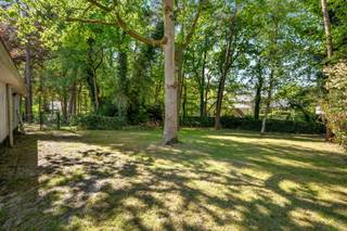 Deze te renoveren woning bevindt zich in een rustige straat op de grens van Keerbergen en Rijmenam. Ze is gelegen op een mooi perceel van 1.833 m² in woonparkgebied en biedt tal van mogelijkheden.<br /><br />Bij het betreden van de woning komt men in een lichtrijke, open leefruimte met een panoramisch zicht op de tuin. In 2021 werden alle ramen vernieuwd. Aansluitend bevindt zich de keuken, die voorzien is van de nodige aansluitingen.<br /><br />Op het gelijkvloers zijn er drie slaapkamers, een aparte badkamer, een wasruimte en een berging. Daarnaast beschikt de woning over een ruime dubbele garage.<br /><br />Op de eerste verdieping bevindt zich een open ruimte met diverse invullingsmogelijkheden. Verder is er nog een bergruimte en een extra slaapkamer aanwezig.<br /><br />Bekijk ook zeker onze website voor de grondplannen.<br />Meer info via Jean.Heylen@imovastgoed.be of via 015/34.34.54.<br />U kan Imo Vastgoed steeds vrijblijvend contacteren voor een gratis waardebepaling van uw woning.