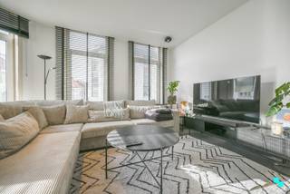 Ontdek deze bijzonder ruime karaktervolle gezinswoning met een bewoonbare oppervlakte van ca. 225 m² (volgens EPC-attest). De woning is gunstig gelegen nabij het centrum van Kortrijk, op wandelafstand van het Begijnhof en 'The Park Playground'. Indeling: Op het gelijkvloers vindt u een eerste slaapkamer met aansluitende badkamer (inloopdouche, wastafel en toilet) en toegang tot de kelder (aansluiting wasmachine). De eerste verdieping omvat een lichtrijke leefruimte met open, volledig geïnstalleerde keuken (vaatwasser, dampkap, gasfornuis, oven, koelkast en spoelbak), een eetplaats, apart toilet en een gezellig terras. De tweede verdieping beschikt over een ruime slaapkamer met dressing, een badkamer met ligbad, toilet en wastafel en een eigen terras. Op de derde verdieping bevinden zich de zolderruimte (perfect bruikbaar als extra slaapkamer), de technische ruimte en een bijkomende badkamer (bad, toilet en wastafel). Naast de woning beschikt u bovendien over een garage met automatische sectionaalpoort. CV op aardgas | HR- beglazing | Voorzien van verlichting en lamellen | Onmiddellijk beschikbaar. Contacteer ons voor meer informatie. 