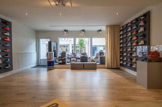 Op een commerciële toplocatie in het centrum van Deerlijk vindt u dit veelzijdige pand met een bruikbare oppervlakte van 133 m².Dankzij de centrale...