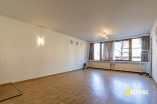 Centraal gelegen appartement bestaande uit inkom, living, ingerichte keuken (kookplaat op gas, oven, dampafvoer, koelkast,...