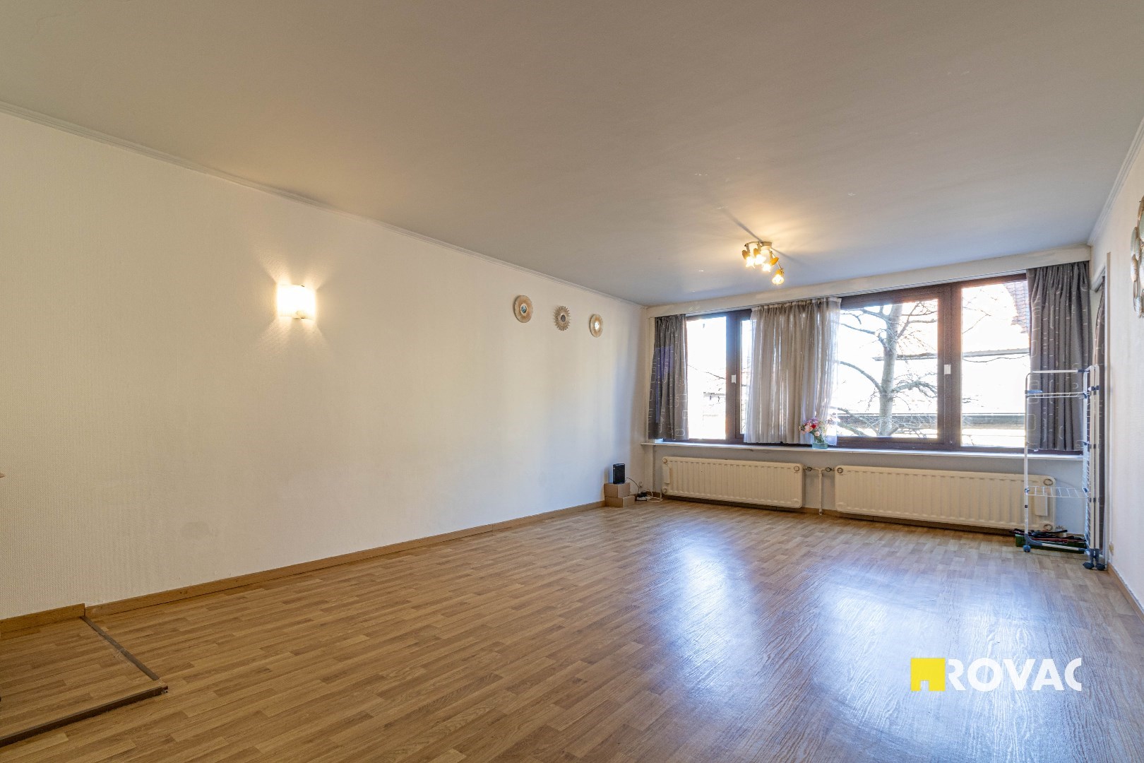 Zeer verzorgd en centraal gelegen appartement op 1ste verdieping met bijhorende autostandplaats - foto 2